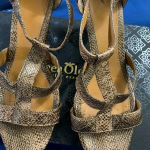 Avenue size 10 brown & black snakeskin buckle heeled sandal 2.5 inch platform